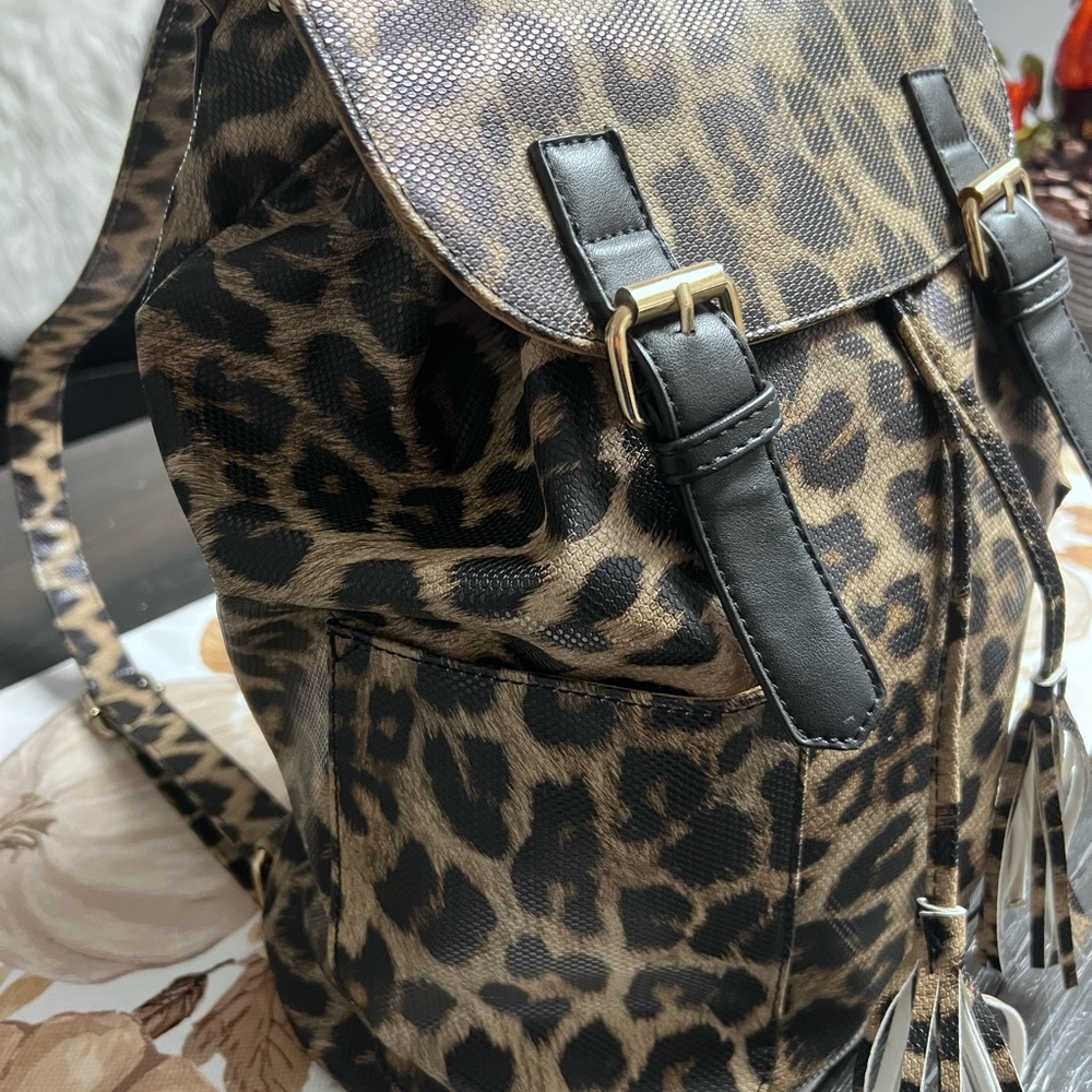 Chic Leopard Print Backpack With Black Details - image 3